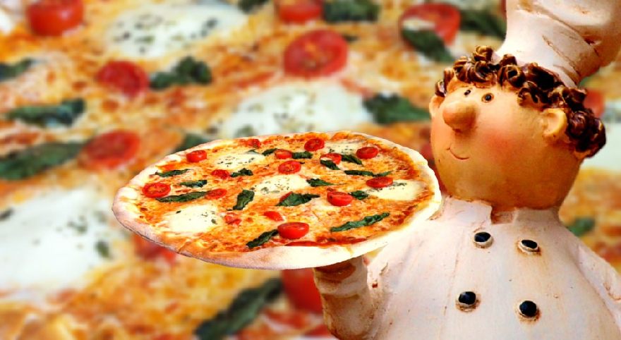 Spielzeugfigur serviert eine frische Pizza.